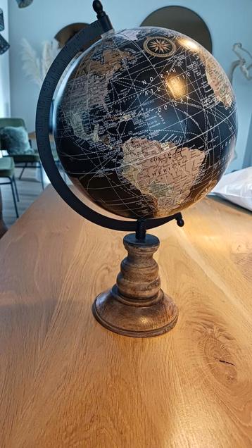 Wereldbol op houten poot beschikbaar voor biedingen