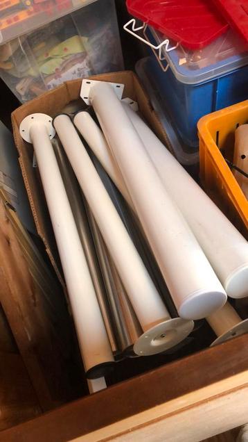 Div tafelpoten metaal beschikbaar voor biedingen