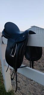 KN dressuur zadel. 18 inch. Medium boom., Ophalen of Verzenden, Zo goed als nieuw, Dressuur