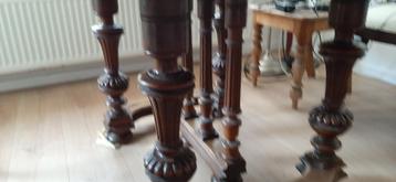 Antieke kersenhouten tafel mooi versierd onderstel en brede  beschikbaar voor biedingen