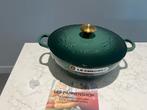 Nieuwe Le Creuset Marmite 26 cm Artichaut Noel, Kookpan of Snelkookpan, Gietijzer, Nieuw, Ophalen of Verzenden
