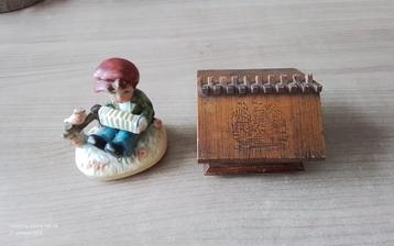 2 muziekdoosjes,1 houten, 1 porseleinen  beschikbaar voor biedingen