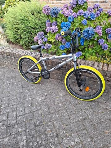 Leuke crossfiets aluminium met gele banden beschikbaar voor biedingen