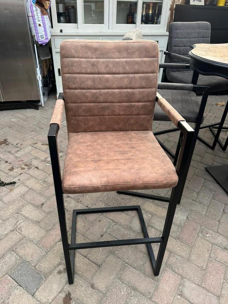 7 stoelen met bartafel, Huis en Inrichting, Barkrukken, Zo goed als nieuw, 90 cm of meer, 5 krukken of meer, Met voetsteun, Ophalen