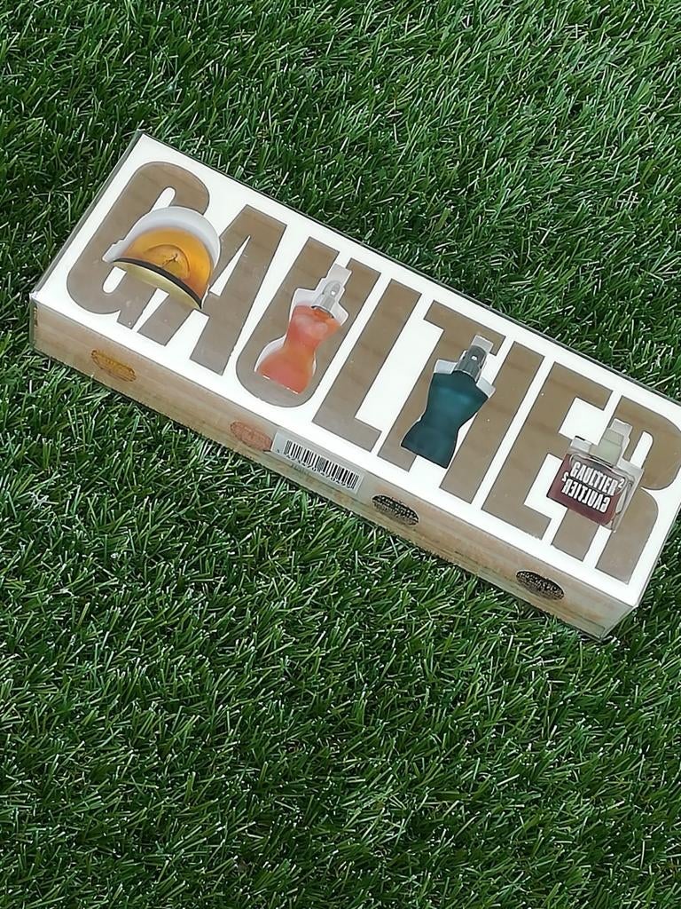 Jean Paul Gaultier miniatuurset 'Le Saga Gaultier' 2006, Ophalen of Verzenden, Nieuw, Miniatuur, Gevuld