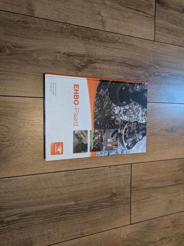 EHBO-paard boek Knhs - nette staat, Boeken, Hobby en Vrije tijd, Zo goed als nieuw, Overige onderwerpen, Ophalen of Verzenden