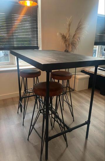 Hoge tafel met barkrukken