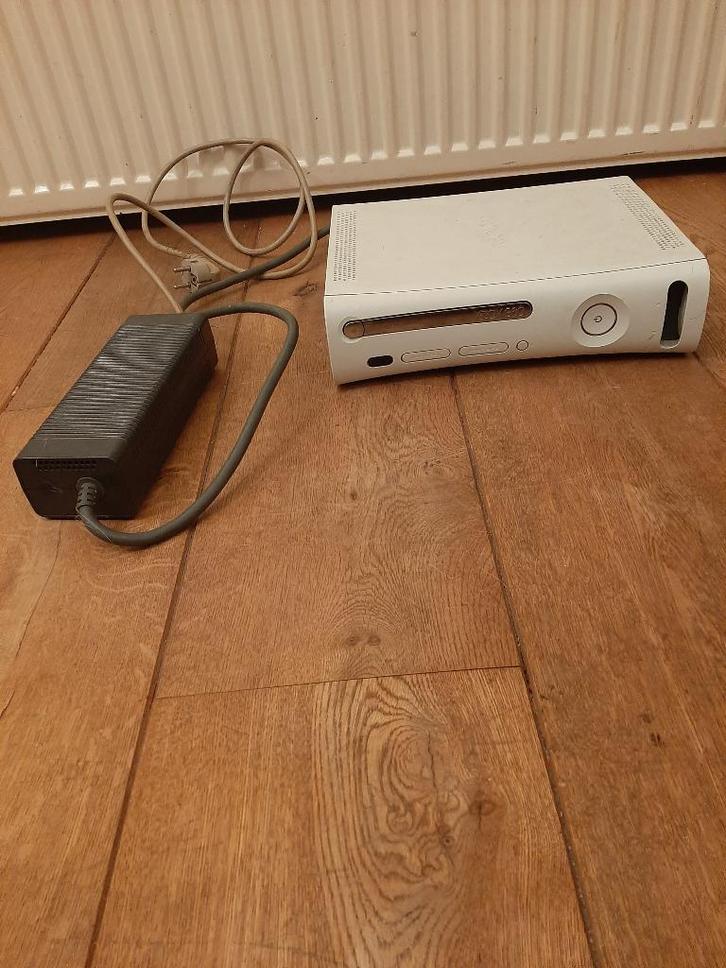 xbox360 zonder kabels en controllers, met games, Spelcomputers en Games, Spelcomputers | Xbox 360, Gebruikt, 250 GB, Zonder controller