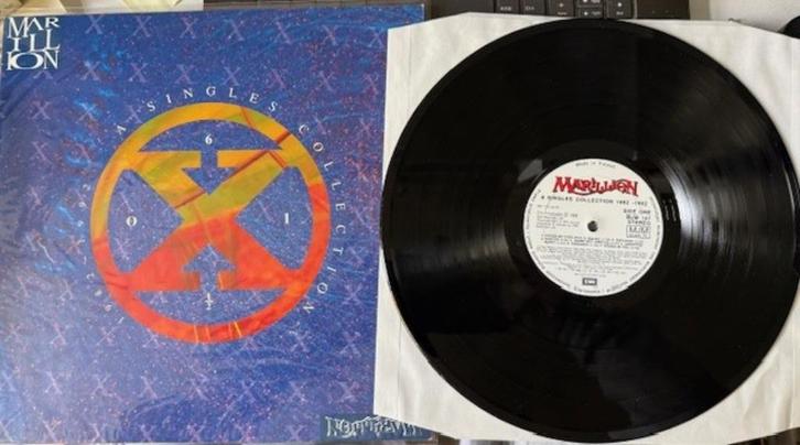 Marillion - A Singles Collection lp, Cd's en Dvd's, Vinyl | Rock, Gebruikt, Progressive, 12 inch, Ophalen of Verzenden