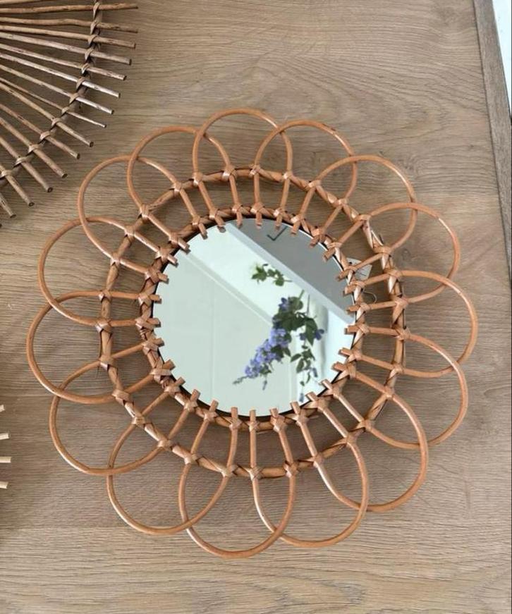 Rotan Spiegel Bloem 2x, Huis en Inrichting, Woonaccessoires | Spiegels, Zo goed als nieuw, 50 tot 75 cm, Minder dan 100 cm, Rond