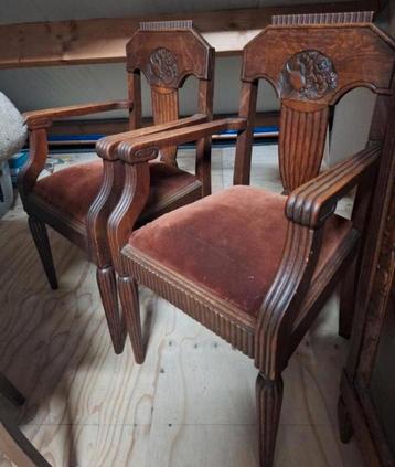 2 antieke stoelen en bijpassende kast beschikbaar voor biedingen
