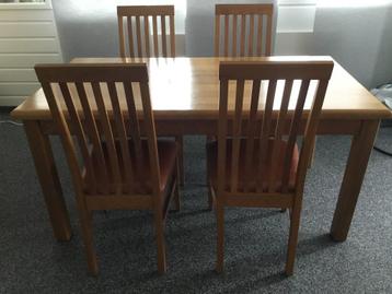 Eiken eetkamertafel met 4 eiken stoelen