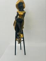 Bronzen beeld dame op kruk 27 cm hoog, Ophalen of Verzenden, Zo goed als nieuw