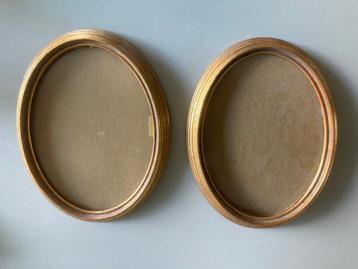 twee vintage ovalen fotolijstjes met gouden rand beschikbaar voor biedingen
