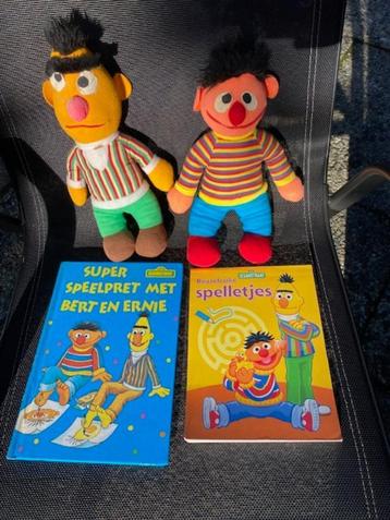 t.k.a. 2 knuffels Bert en Ernie en 2 boeken beschikbaar voor biedingen