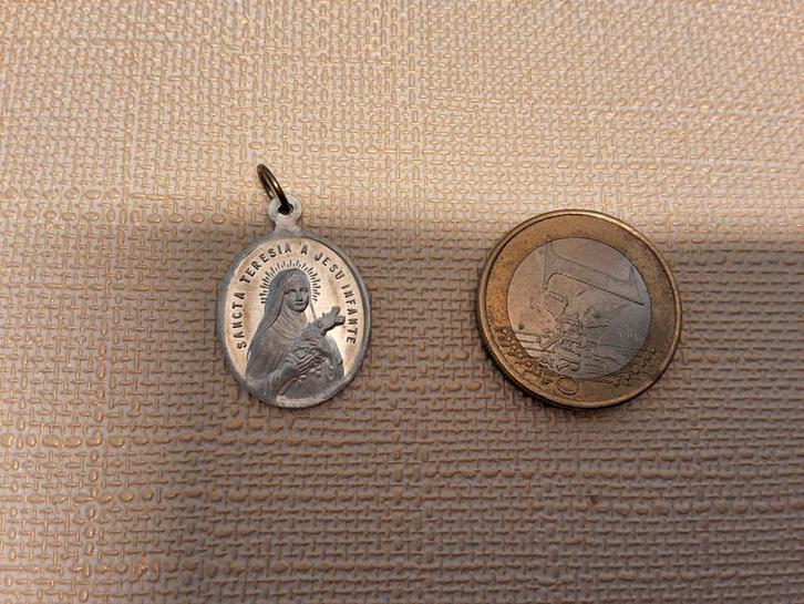 Antieke Heilige Theresia van Lisieux Medaille, Antiek en Kunst, Antiek | Religie, Ophalen of Verzenden