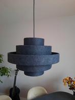 Stijlvolle hanglamp van vilt, Huis en Inrichting, Lampen | Hanglampen, Ophalen, Zo goed als nieuw, Minder dan 50 cm