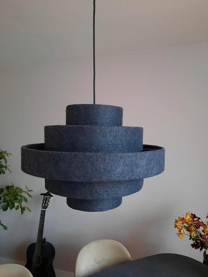 Stijlvolle hanglamp van vilt, Huis en Inrichting, Lampen | Hanglampen, Zo goed als nieuw, Minder dan 50 cm, Ophalen