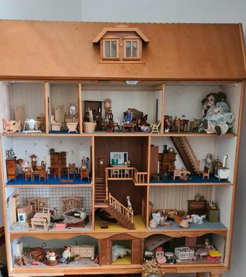 Groot Poppenhuis met Accessoires beschikbaar voor biedingen