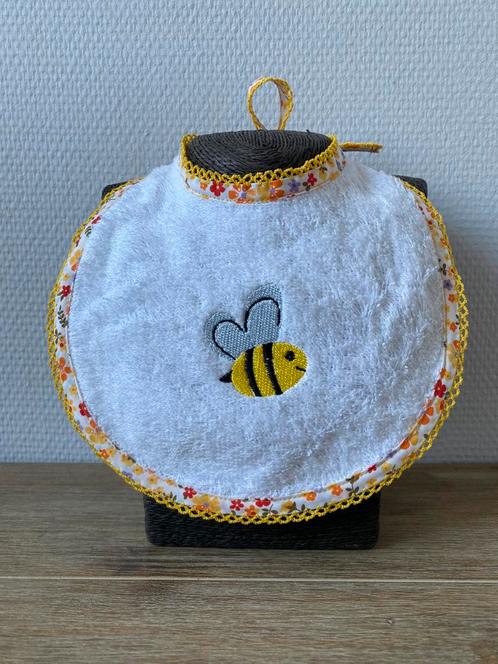 Geborduurde slab, baby, bij, geboortecadeau, Kinderen en Baby's, Babykleding | Overige, Nieuw, Jongetje of Meisje, Ophalen of Verzenden