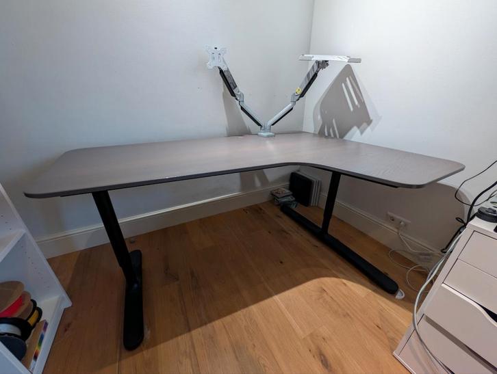 Ikea Bekant Bureau met Monitorsteun en Laptop Houder, Huis en Inrichting, Bureaus, Gebruikt, Bureau, Ophalen