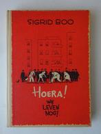 Hoera! We leven nog! (Sigrid Boo) K. 594, Boeken, Ophalen of Verzenden, Zo goed als nieuw, Sigrid Boo