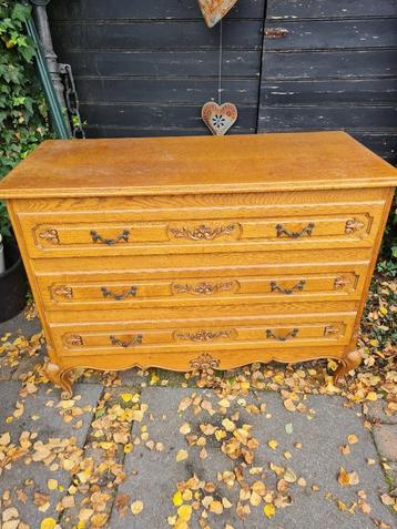 Vintage Queen Ann ladekast beschikbaar voor biedingen
