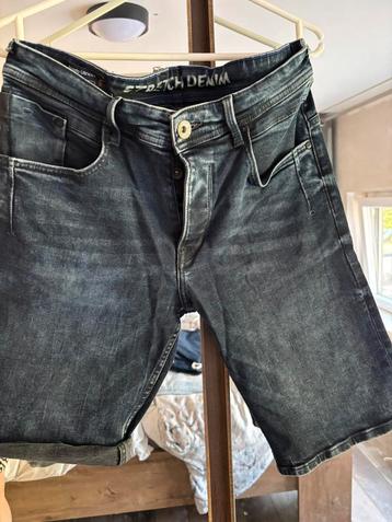 2 x korte jeans label maat 32-33 beschikbaar voor biedingen