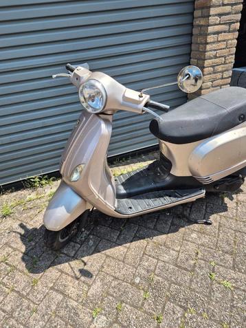 Scooter  in zeer  goede  staat  nu ophalen  beschikbaar voor biedingen