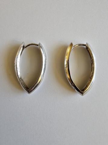# Ovale Tetino Creolen met 7 zirconia's per oorbel. Zilver beschikbaar voor biedingen