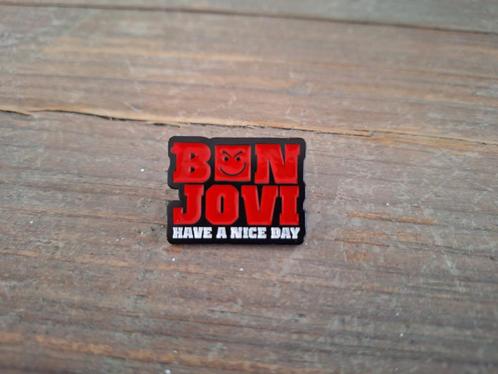 1 mooie pin met de tekst Bon Jovi - Have a nice day te koop, Verzamelen, Speldjes, Pins en Buttons, Nieuw, Speldje of Pin, Overige onderwerpen