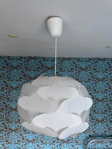 Witte hanglamp van Ikea beschikbaar voor biedingen