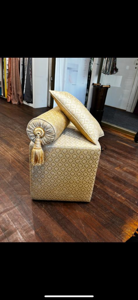 Gouden poef set inclusief sluimerrol en kussen, Huis en Inrichting, Banken | Voetenbanken en Poefen, Nieuw, Minder dan 50 cm, Minder dan 50 cm