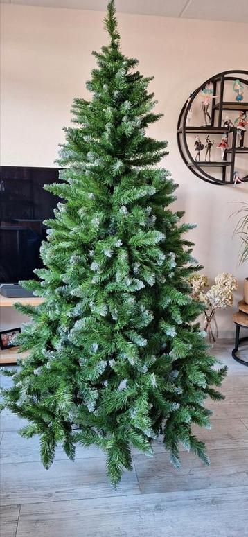 Kunst kerstboom beschikbaar voor biedingen