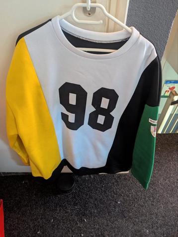 Mooie trui valt als een kleine xxl beschikbaar voor biedingen