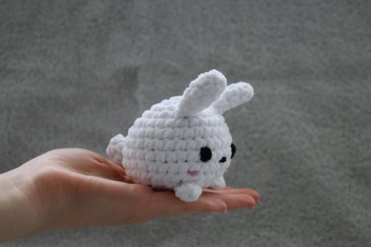 Konijn - zelfgehaakte knuffel, Hobby en Vrije tijd, Breien en Haken, Zo goed als nieuw, Haken, Patroon of Boek, Ophalen of Verzenden