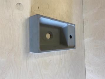 Wc fontijn / ronde wasbak van zwart beton. beschikbaar voor biedingen