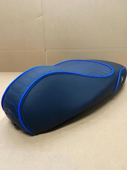 vespa sprint zadel met rs patroon blauw gestikt, Fietsen en Brommers, Brommeronderdelen | Scooters, Zo goed als nieuw, Vespa, Zadel