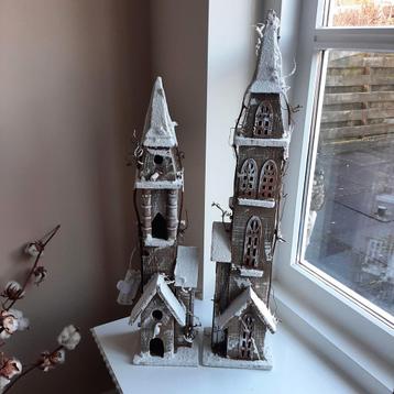 Houten kersthuisjes met licht beschikbaar voor biedingen