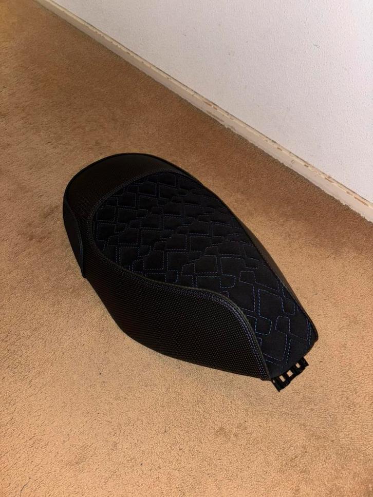 Custom piaggo zip zadel, Motoren, Tuning en Styling, Ophalen of Verzenden