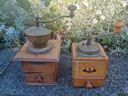 2 stuks zeer oude - antieke gedetailleerde koffiemolens, Antiek en Kunst, Antiek | Keukenbenodigdheden, Ophalen of Verzenden