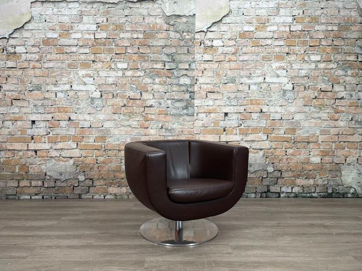 B&B Italia Tulip Armchair bruin bij TheReSales, Huis en Inrichting, Fauteuils, Zo goed als nieuw, Leer, Metaal, 75 tot 100 cm