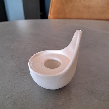 Kandelaartje, design Onshus, wit porselein beschikbaar voor biedingen