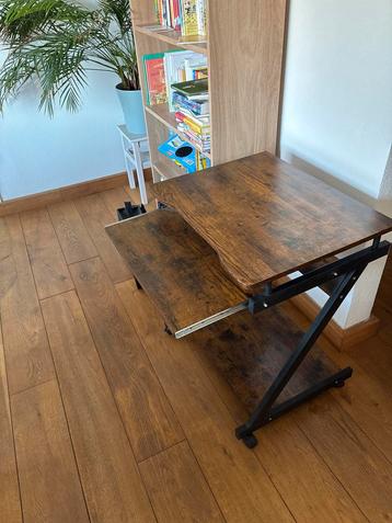 Klein Computermeubel / Bureau beschikbaar voor biedingen