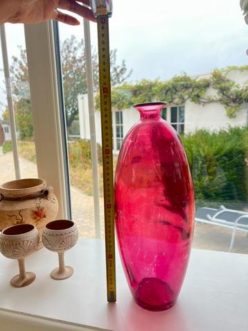 Roze glazen vaas beschikbaar voor biedingen