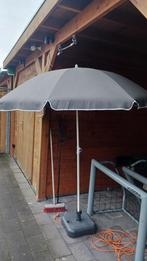 Parasol met voet - direct klaar voor gebruik!, Tuin en Terras, Ophalen of Verzenden