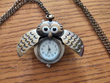 Ketting met een klokje in een uil beschikbaar voor biedingen