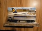 Miniatuur vrachtwagen Lufthansa in o.v.p. schaal 1:87, Ophalen of Verzenden, Nieuw, Schaalmodel