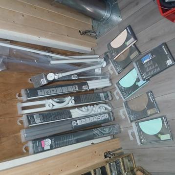 Diverse douchegordijnen en rails nieuw in verpakking beschikbaar voor biedingen