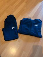 Nike blauw trainingspak mt 128 ZGAN, Ophalen of Verzenden, Zo goed als nieuw, Jongen, Setje